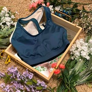 Sports bra (mesh and back detail)